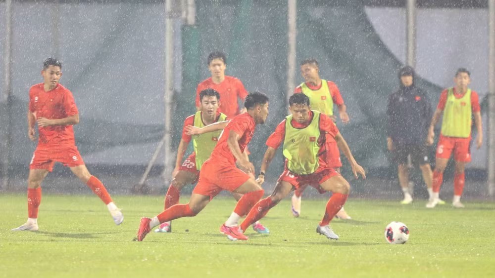 ĐT Việt Nam đối mặt thử thách mưa lớn trước Thái Lan | OK9